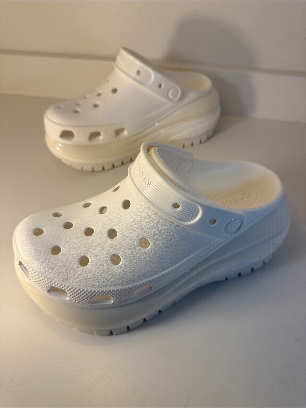 CROCS White Classic Mega Crush Clogs - Size 6 - Picture 11 of 11